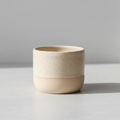 Handgemaakt keramisch matcha kopje met speckled design