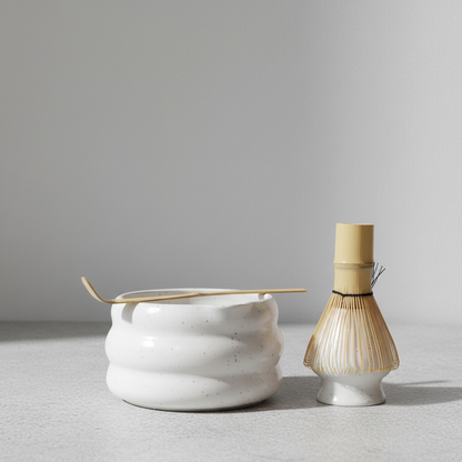 4-delige matcha set met keramische chawan, bamboe chasen, chashaku en chakin