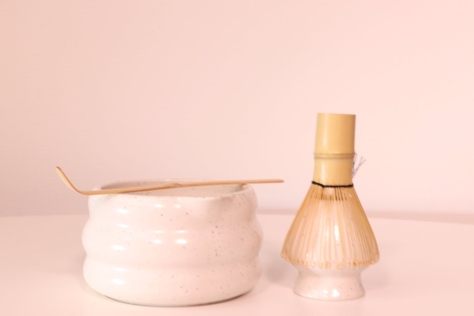 4-delige matcha set met keramische chawan, bamboe chasen, chashaku en houder